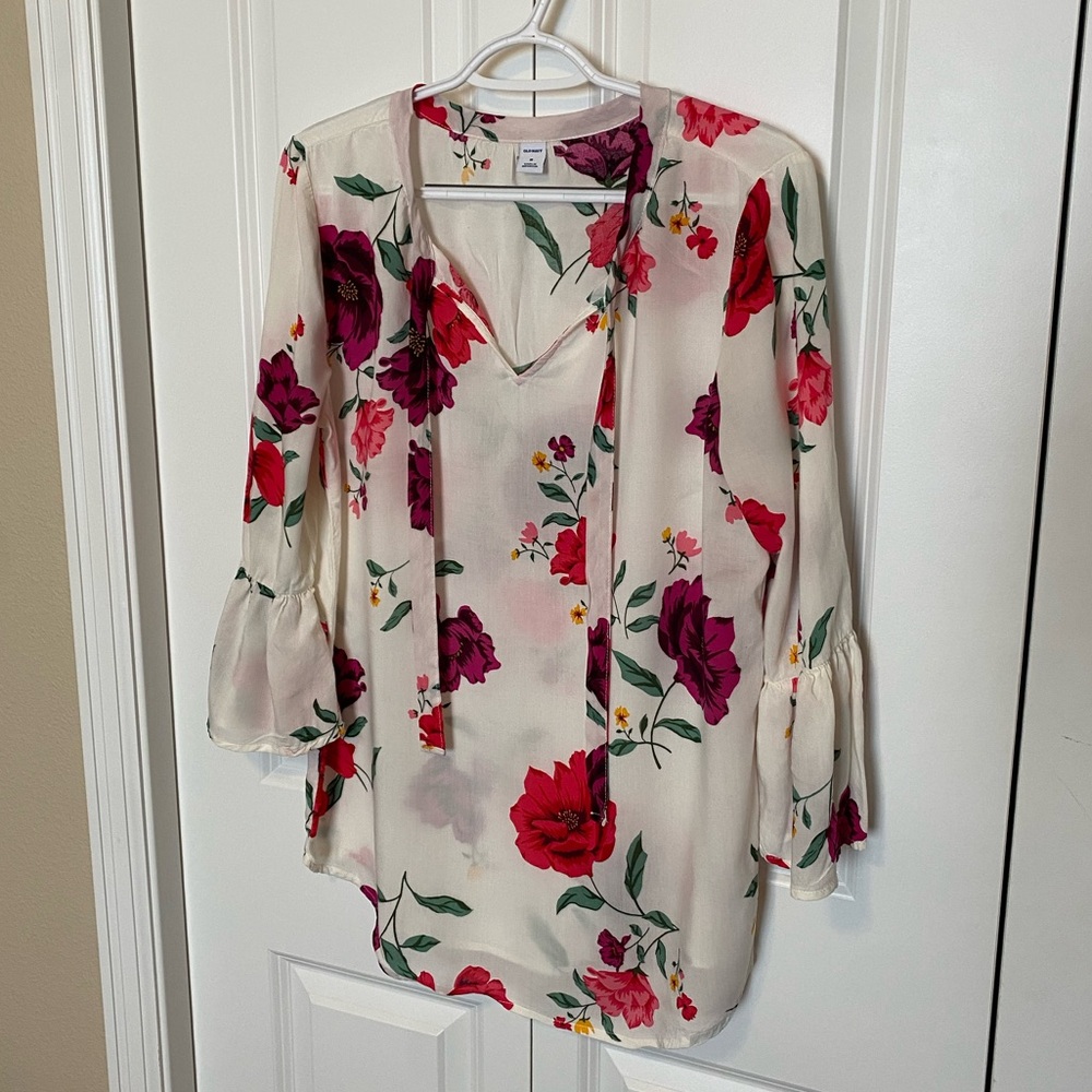 Old Navy white floral ruffle sleeve top
